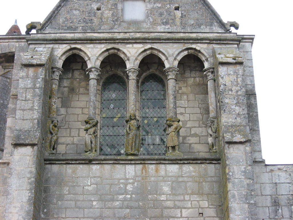 Mailly-le-Chateau - Detail voorgevel kerk.